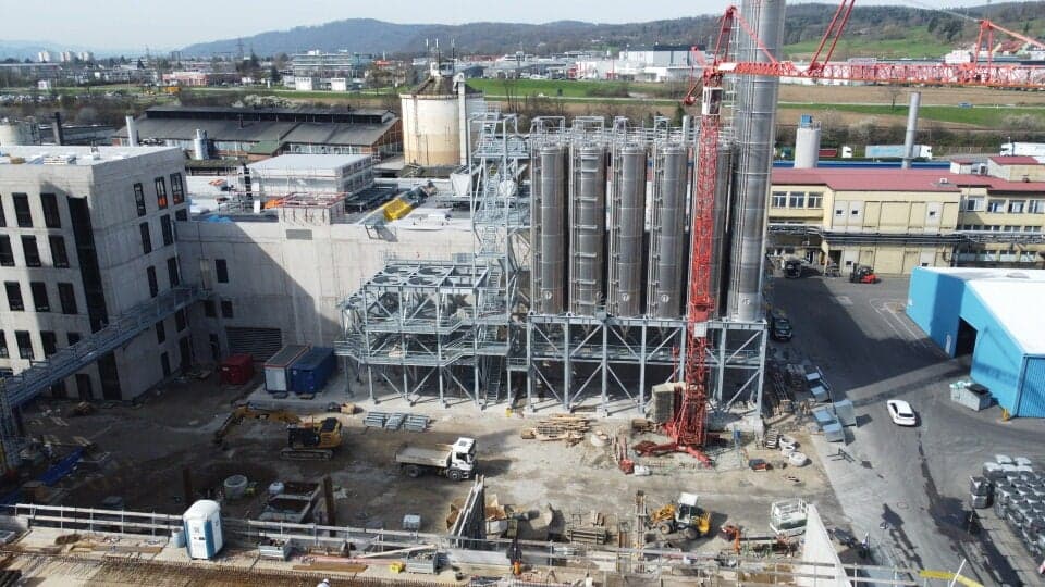 Progettazione strutturale e dei collegamenti per 74 silos per materiali di riciclo sotto carichi estremi